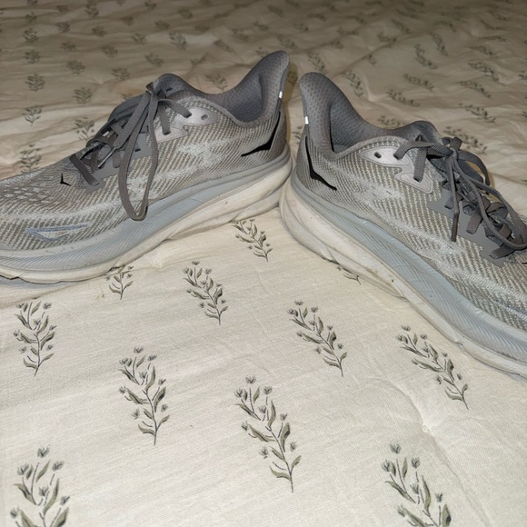 Men’s gray Hoka tennis shoes - Picture 4 of 10